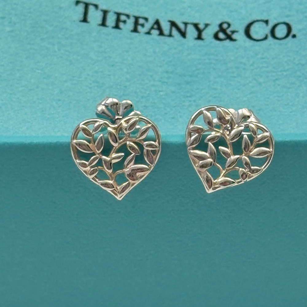 🌟2XHP🌟Auth “Like New” Tiffany & Co. Paloma Picasso Olive Leaf Heart Earrings